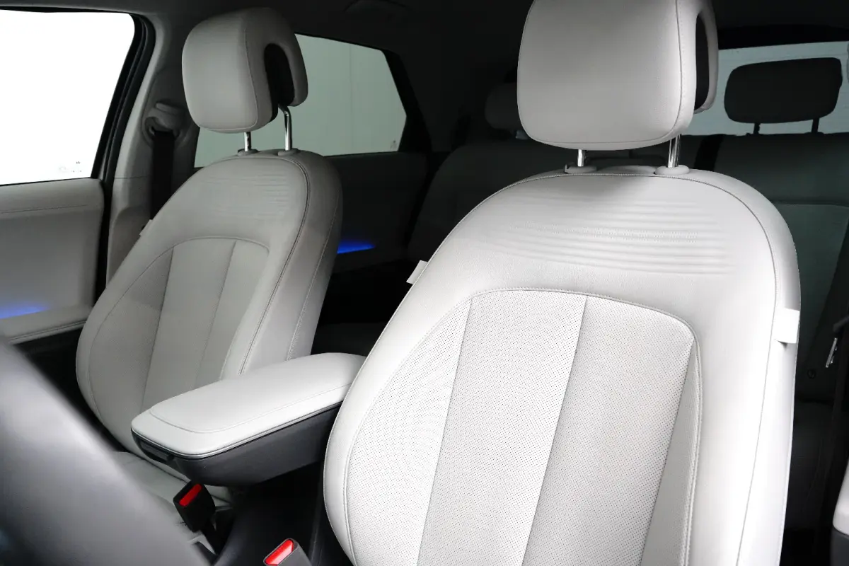 Lounge 77.4 kWh | Navigatie | Elektrisch verstelb. bestuurdersstoel | Stuur- & Stoelverwarming | 360 Graden Camera | Apple Carplay & Android Auto |