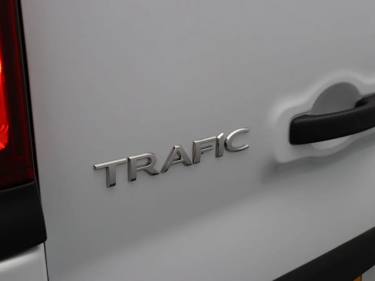 2.0 dCi 110pk T30 L2H1 Comfort | Laadruimtepakket | Vierseizoenbanden | Parkeersensoren achter | Keyless entry |