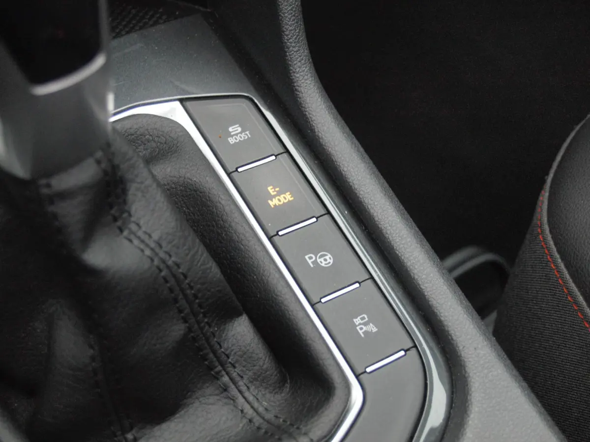 1.4 TSI e-Hybrid PHEV FR | Panoramadak | Trekhaak | 360 Camera | Sfeerverlichting | Sportstoelen | Dealeronderhouden |
