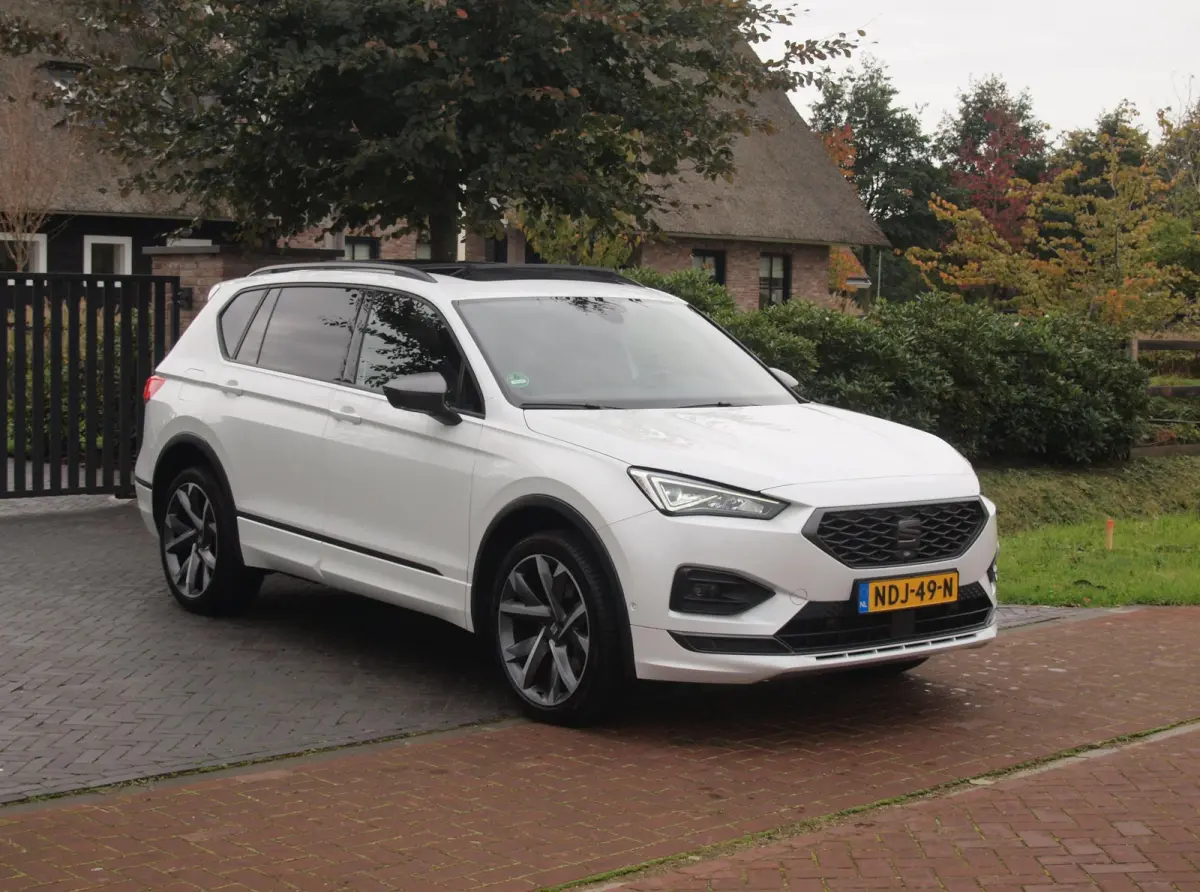 1.4 TSI e-Hybrid PHEV FR | Panoramadak | Trekhaak | 360 Camera | Sfeerverlichting | Sportstoelen | Dealeronderhouden |