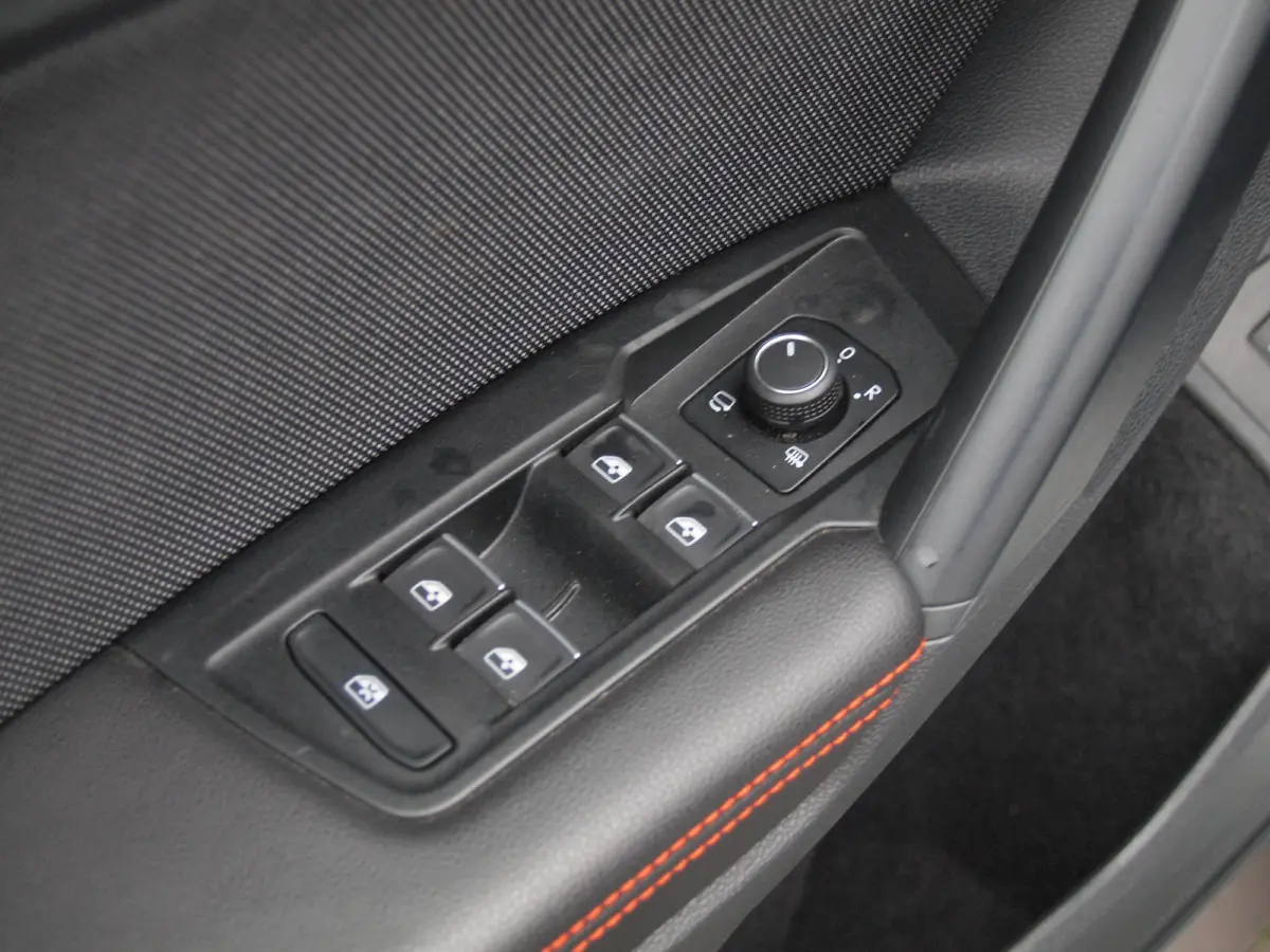 1.4 TSI e-Hybrid PHEV FR | Panoramadak | Trekhaak | 360 Camera | Sfeerverlichting | Sportstoelen | Dealeronderhouden |