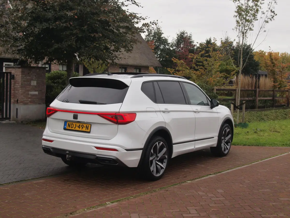 1.4 TSI e-Hybrid PHEV FR | Panoramadak | Trekhaak | 360 Camera | Sfeerverlichting | Sportstoelen | Dealeronderhouden |