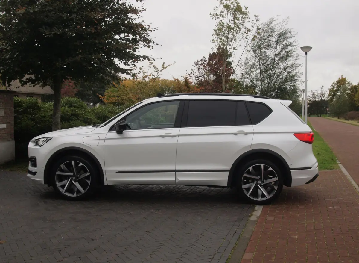1.4 TSI e-Hybrid PHEV FR | Panoramadak | Trekhaak | 360 Camera | Sfeerverlichting | Sportstoelen | Dealeronderhouden |