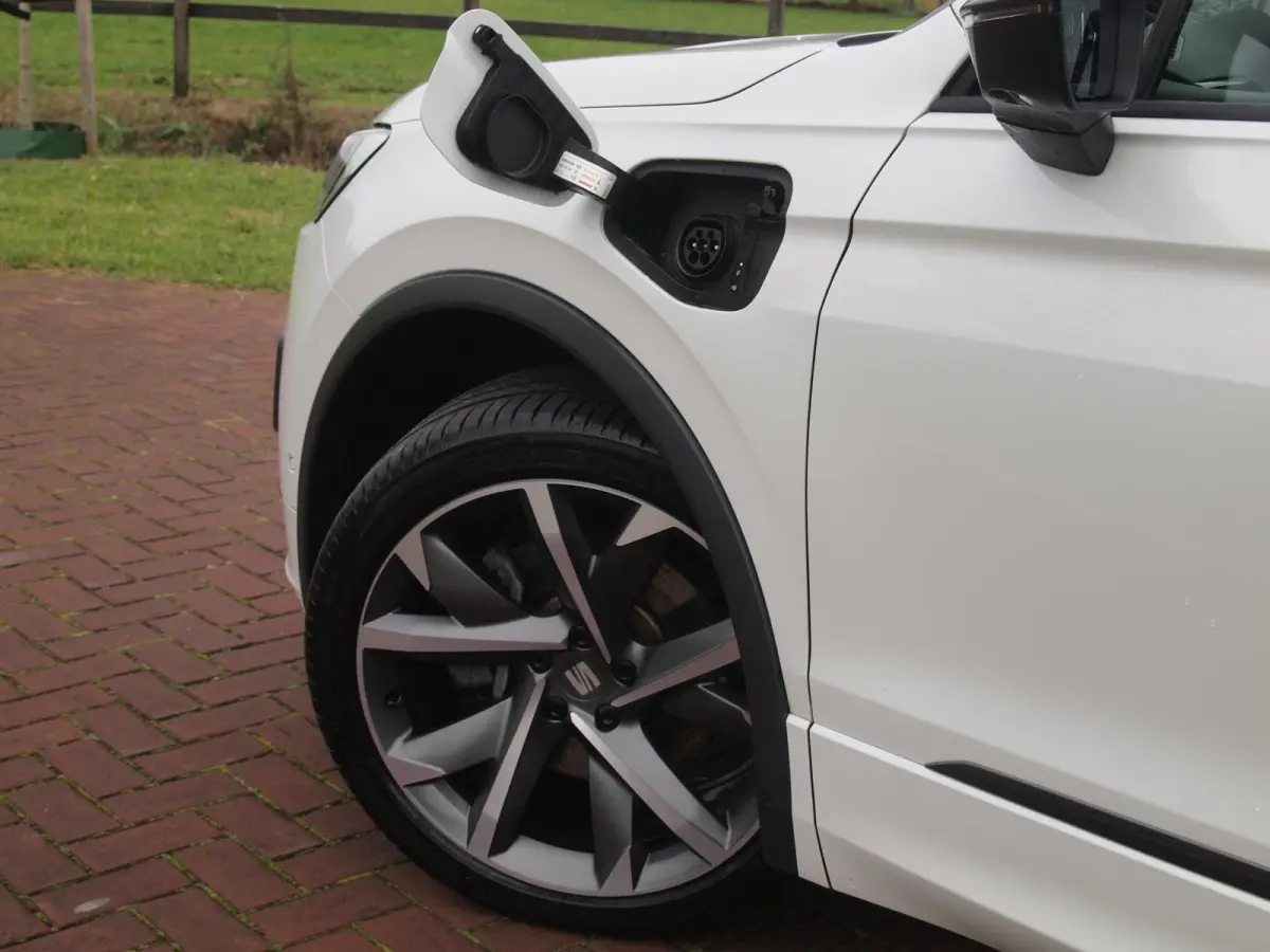 1.4 TSI e-Hybrid PHEV FR | Panoramadak | Trekhaak | 360 Camera | Sfeerverlichting | Sportstoelen | Dealeronderhouden |