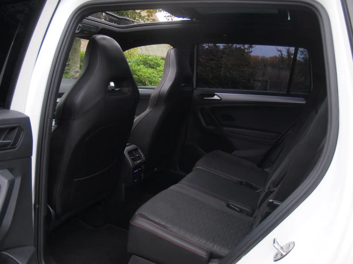 1.4 TSI e-Hybrid PHEV FR | Panoramadak | Trekhaak | 360 Camera | Sfeerverlichting | Sportstoelen | Dealeronderhouden |