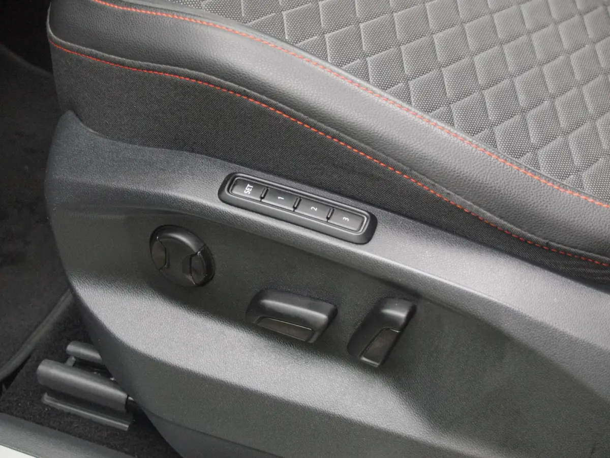 1.4 TSI e-Hybrid PHEV FR | Panoramadak | Trekhaak | 360 Camera | Sfeerverlichting | Sportstoelen | Dealeronderhouden |