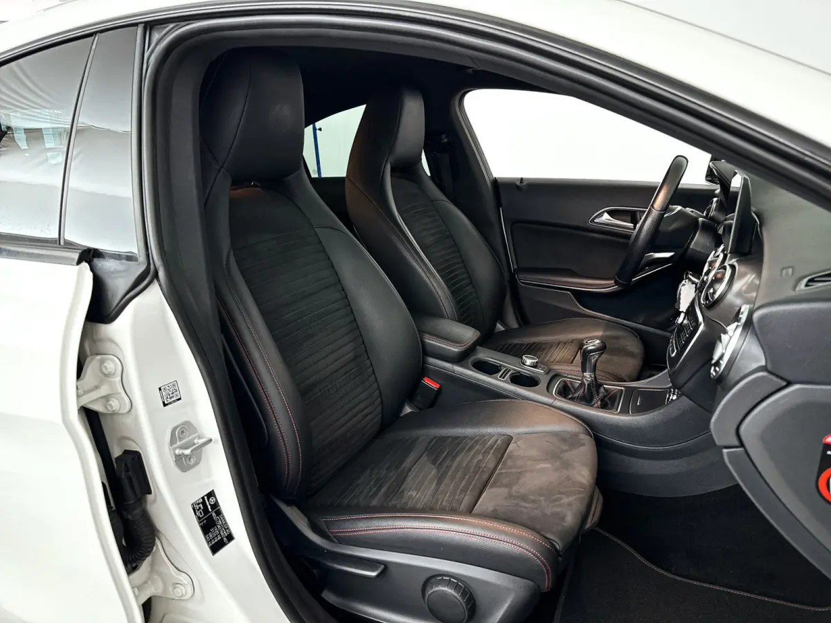 180 AMG Night Edition Plus | Park assist | Airco | Cruise control | Getint glas