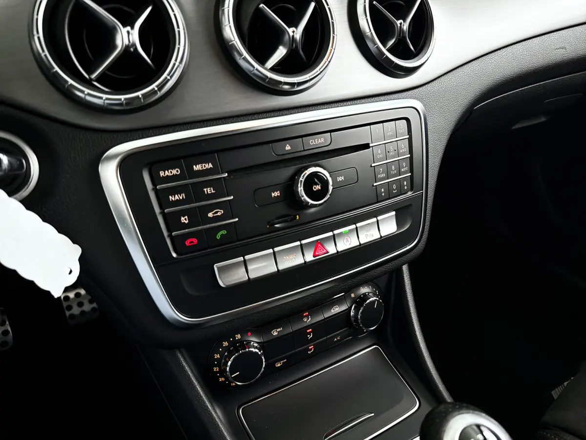 180 AMG Night Edition Plus | Park assist | Airco | Cruise control | Getint glas