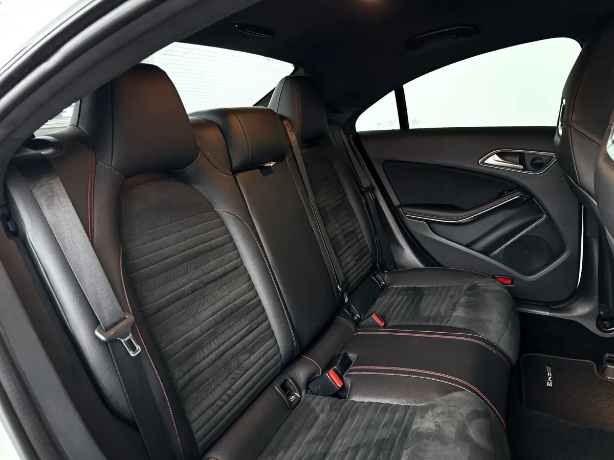 180 AMG Night Edition Plus | Park assist | Airco | Cruise control | Getint glas