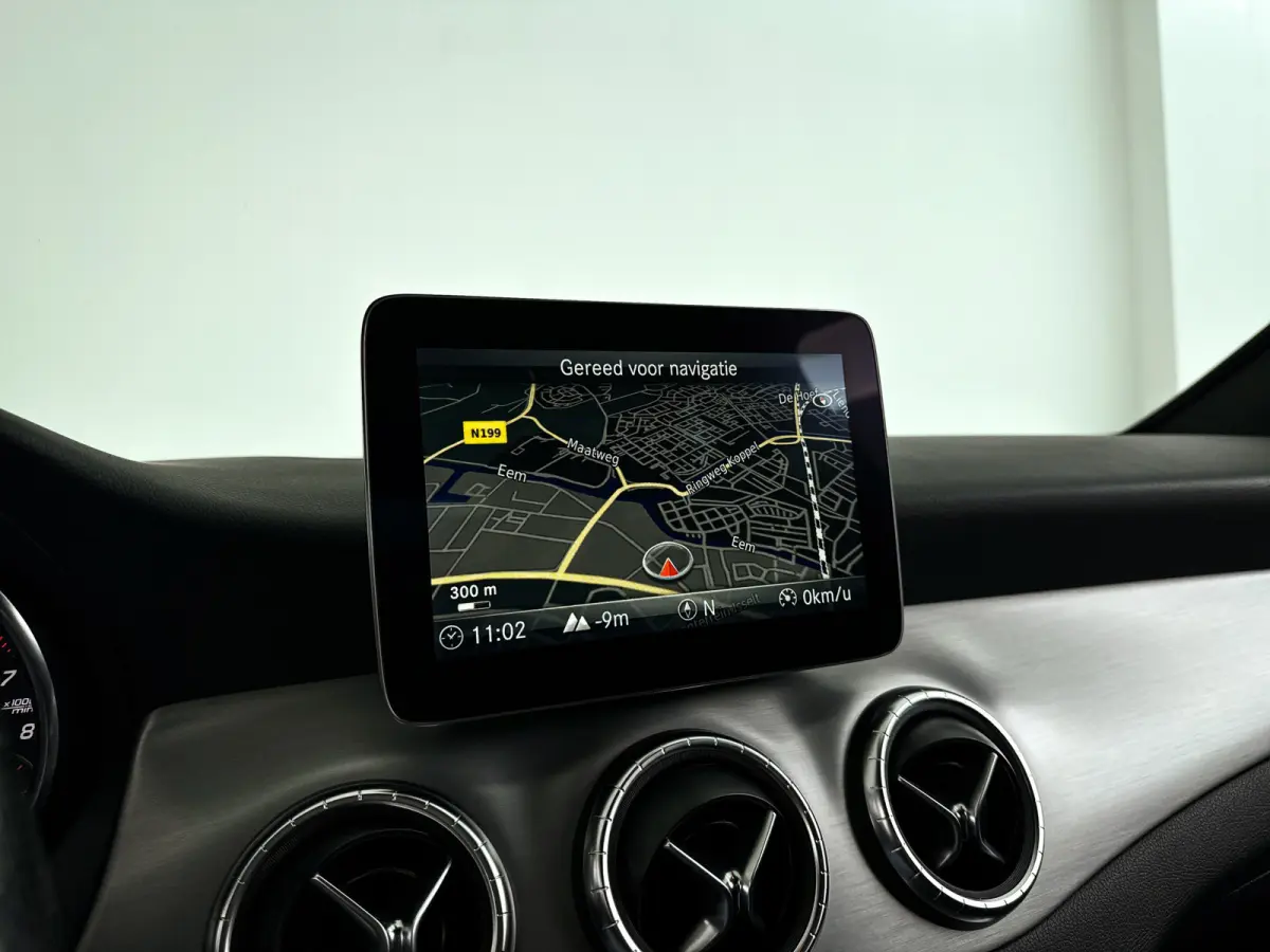 180 AMG Night Edition Plus | Park assist | Airco | Cruise control | Getint glas