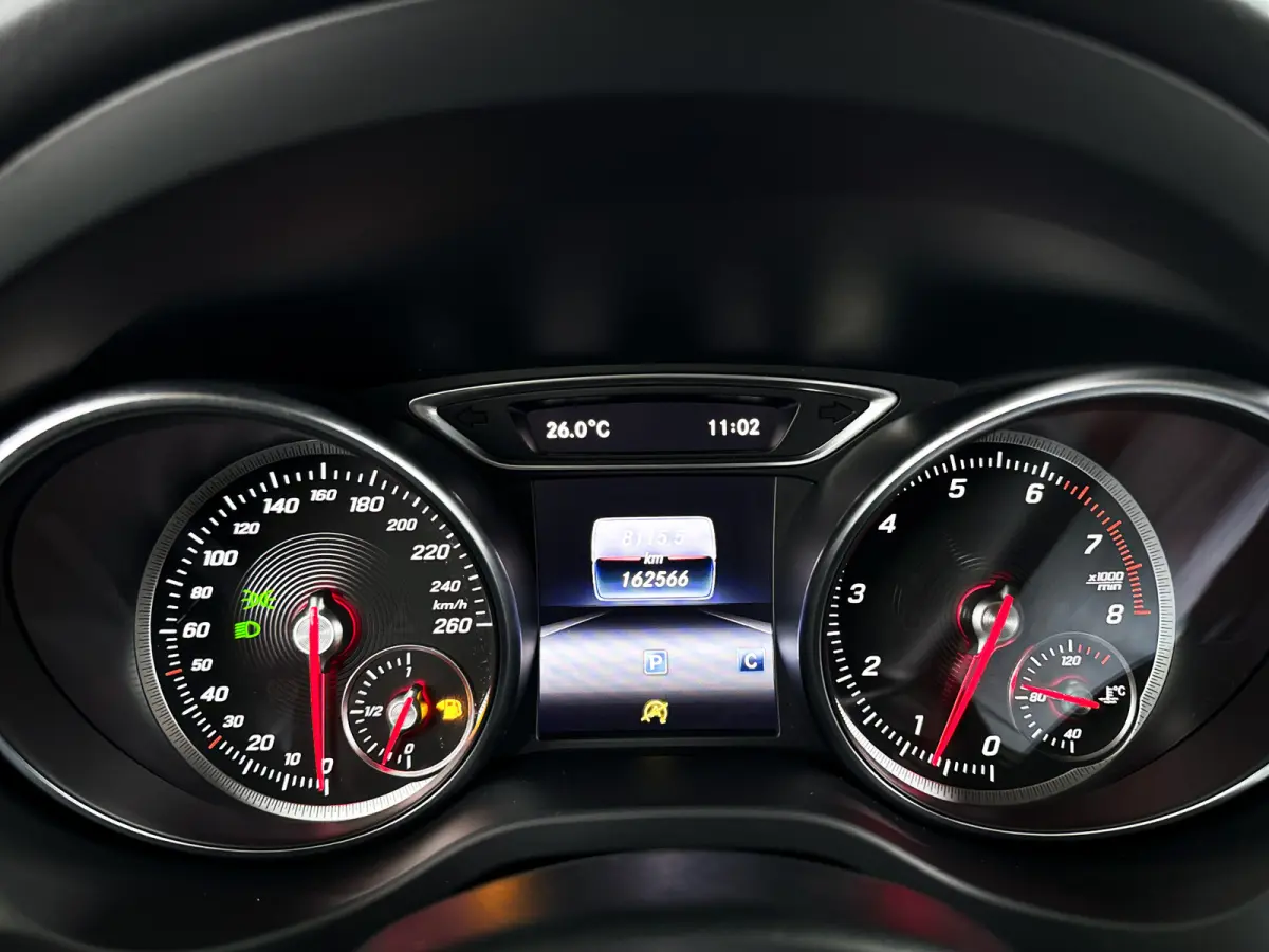 180 AMG Night Edition Plus | Park assist | Airco | Cruise control | Getint glas