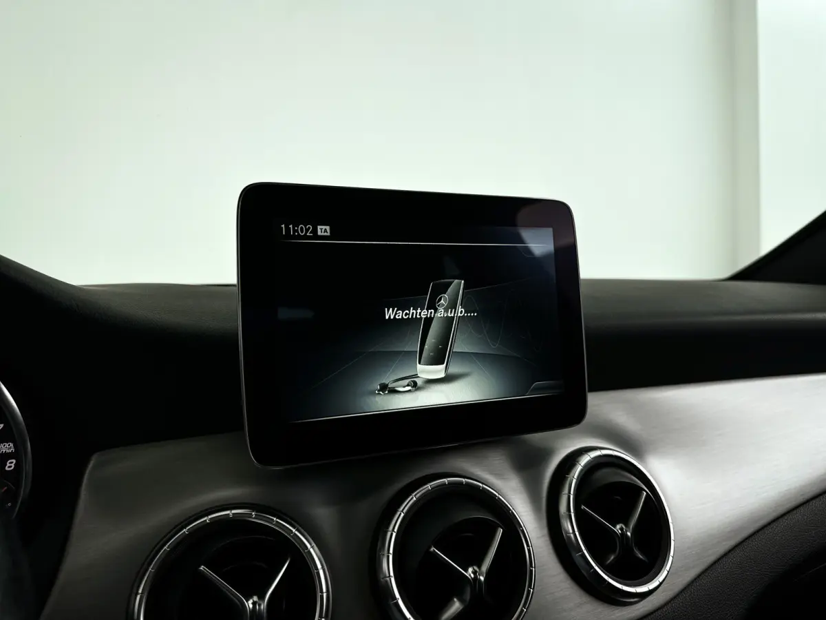 180 AMG Night Edition Plus | Park assist | Airco | Cruise control | Getint glas