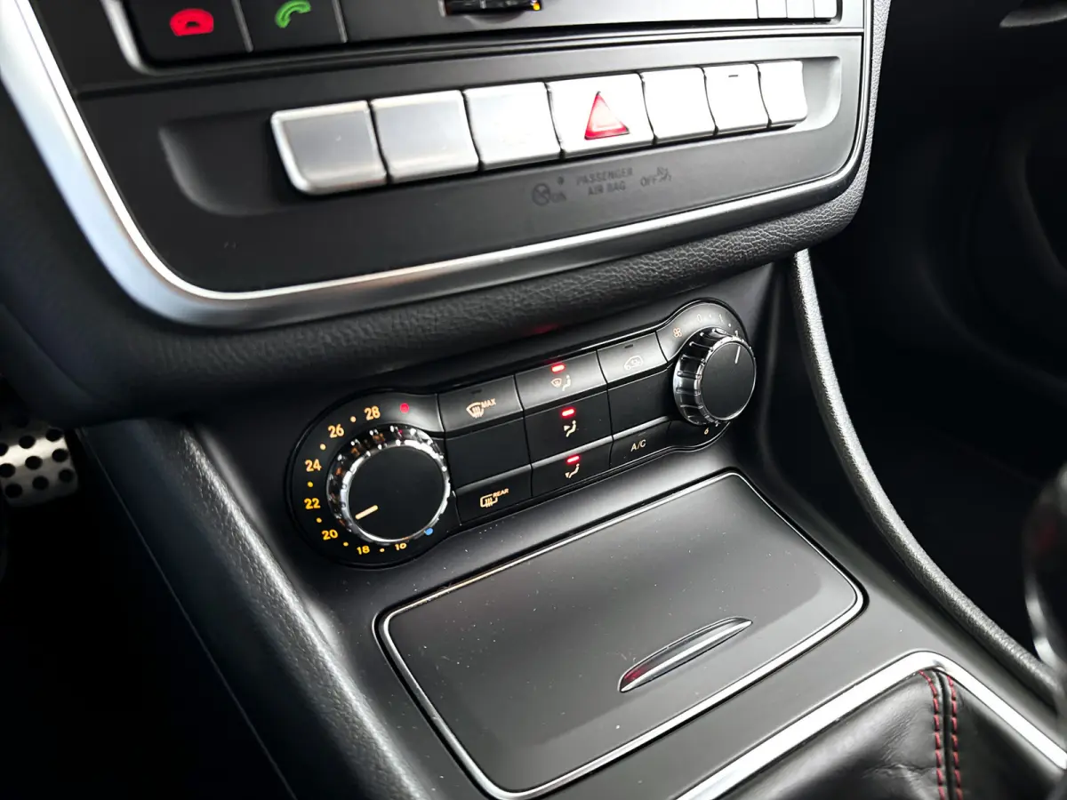 180 AMG Night Edition Plus | Park assist | Airco | Cruise control | Getint glas