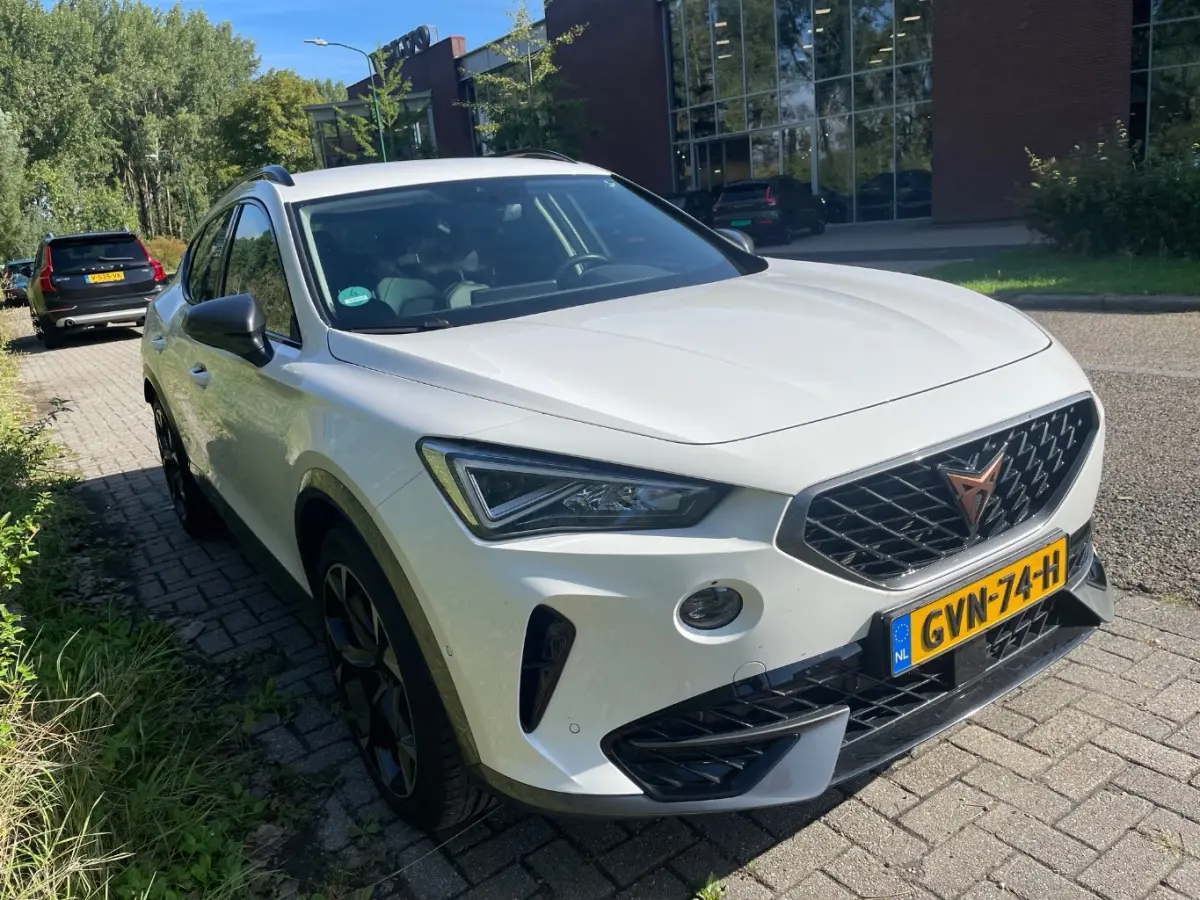 1.4 e-Hybrid Business 18" Lichtmetaal | Leder/Stof | Parkeersensoren Rondom | Digitaal Dashboard | Stoel- en Stuurverwarming | Airco (automatisch) | Apple Carplay/Android Auto|telefoonintegr