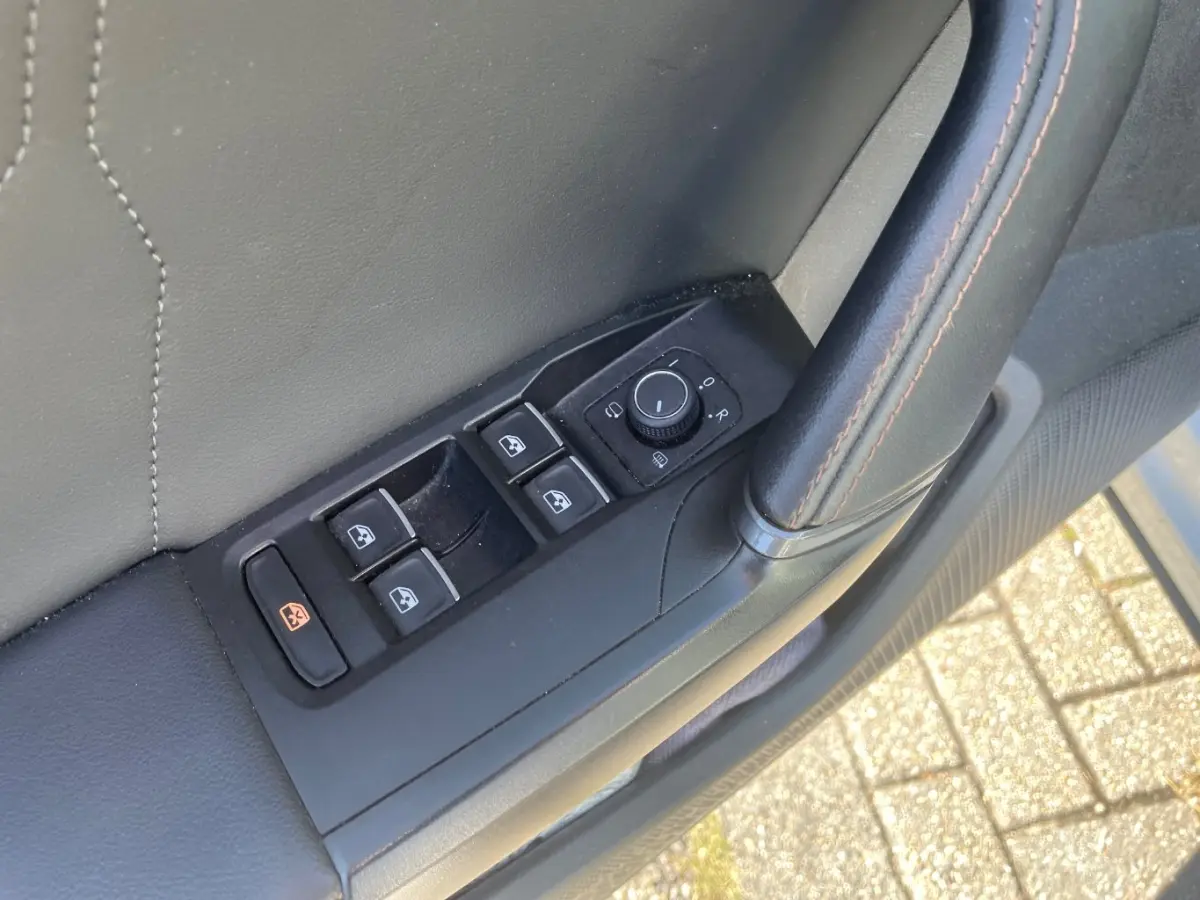1.4 e-Hybrid Business 18" Lichtmetaal | Leder/Stof | Parkeersensoren Rondom | Digitaal Dashboard | Stoel- en Stuurverwarming | Airco (automatisch) | Apple Carplay/Android Auto|telefoonintegr