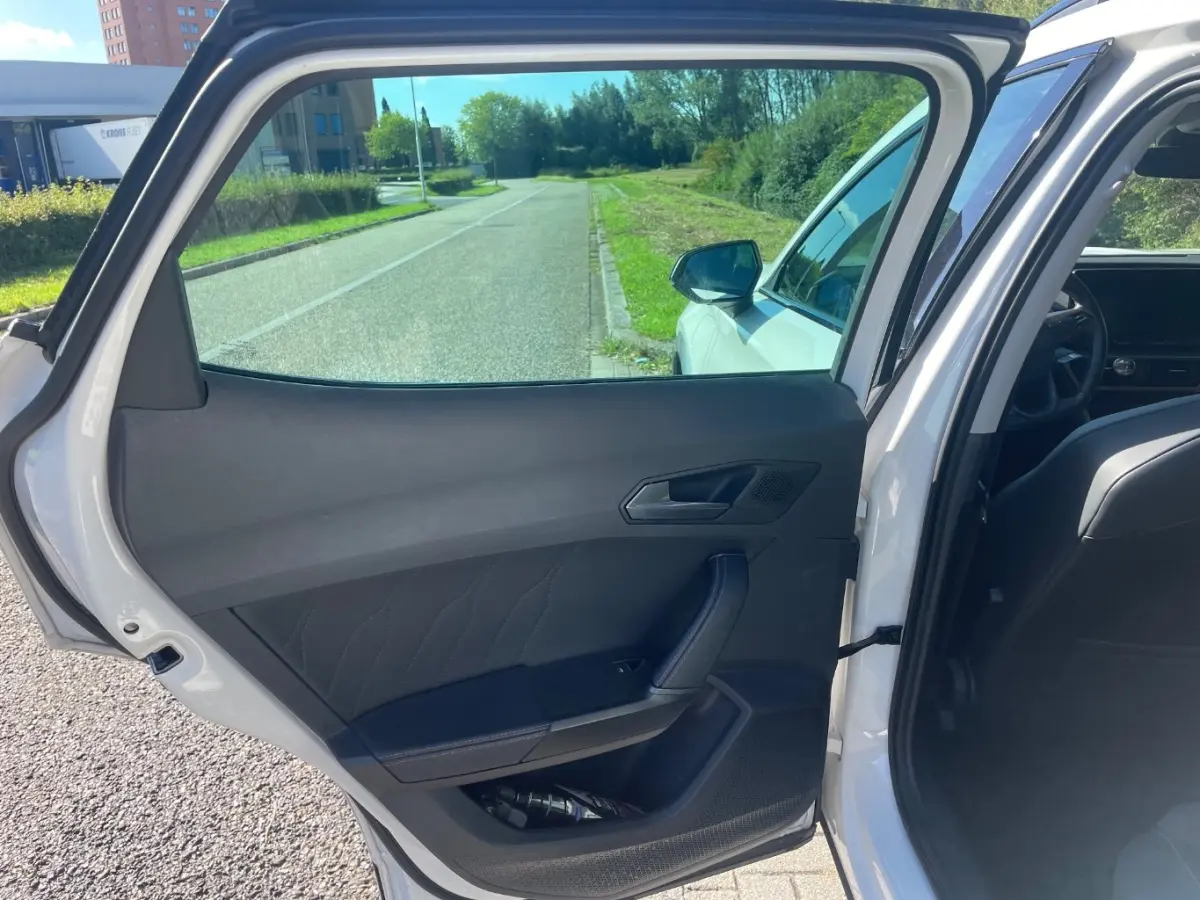 1.4 e-Hybrid Business 18" Lichtmetaal | Leder/Stof | Parkeersensoren Rondom | Digitaal Dashboard | Stoel- en Stuurverwarming | Airco (automatisch) | Apple Carplay/Android Auto|telefoonintegr