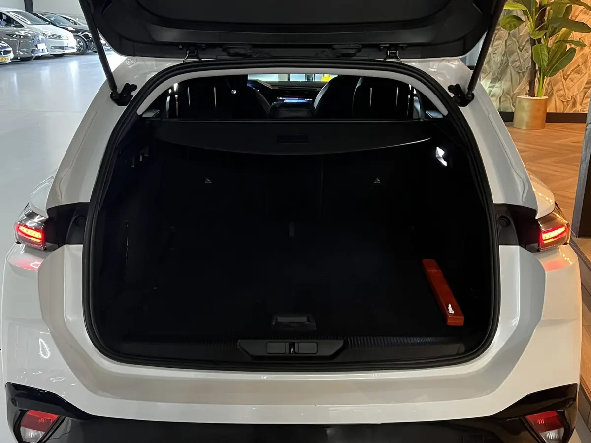 1.2 PureTech Allure Pack Garantie |ACC|Keyless|Virtual|Camera|Ambient|Dodehoek|LED|Carplay|Draadloosladen|Rijklaar