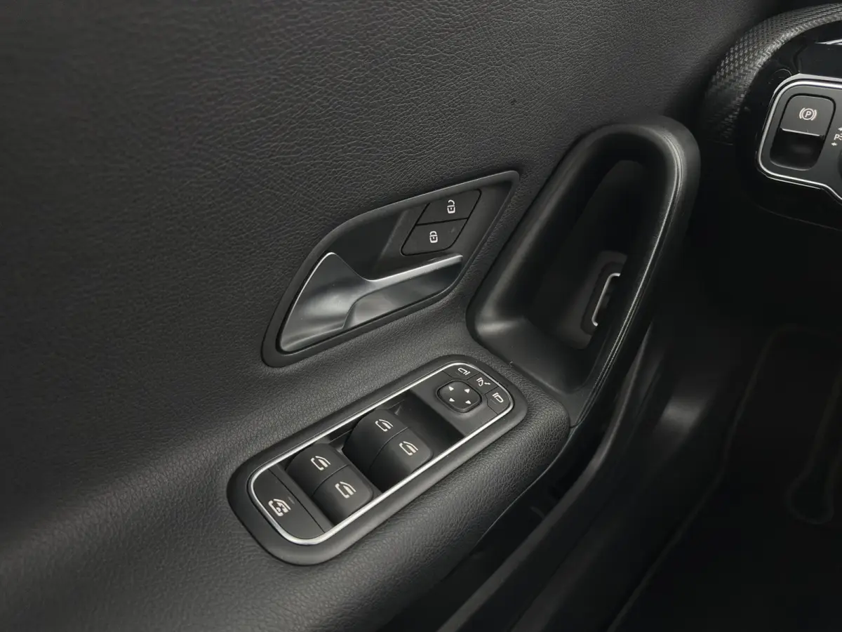 250 e Business Line (Plug-in) (INCL.BTW) Aut. *LEATHER-FABRIC | FULL-LED | HEATED-COMFORTSEATS | DIGI-COCKPIT | DAB+ | NAVI-FULLMAP | CAMERA | SHIFTPADDLES | 17''ALU | TOWBAR*