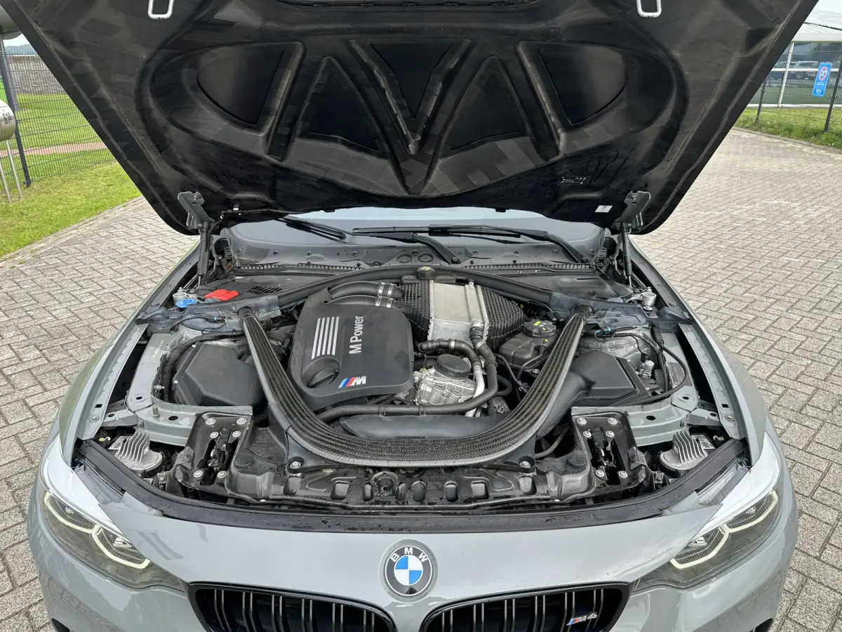 M4 CS Aut. *CERAMIC-BRAKES | HEAD-UP | FULL-LED | CARBON-PACK | LEATHER-MICROFIBRE | HEATED-SPORTSEATS | HIFI-SOUND | CAMERA | NAVI-FULLMAP | 19&20''ALU | ECC | PDC*
