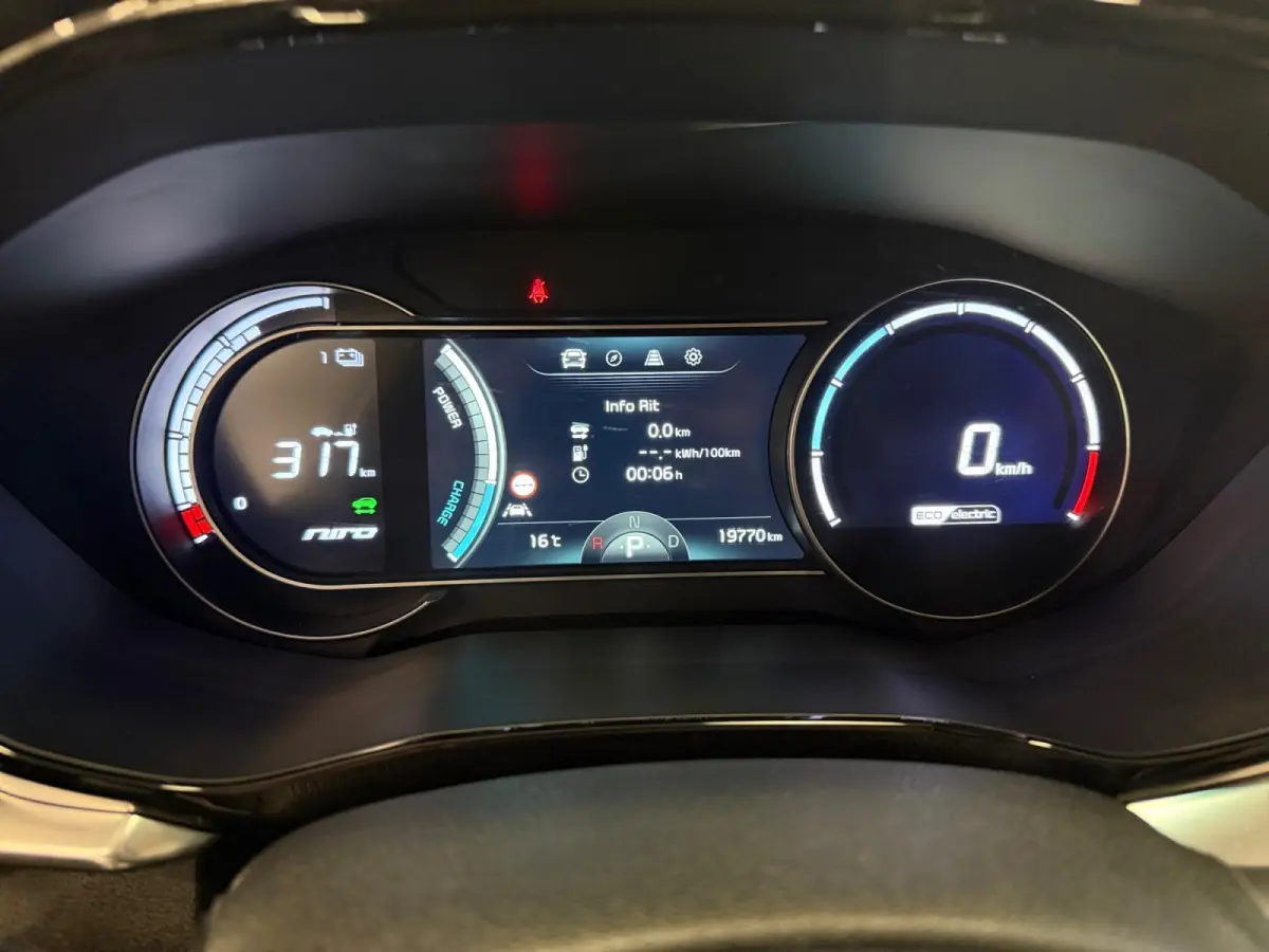 DynamicPlusLine 64 kWh | 97,6% SOH | Navigatie | Camera | Apple Carplay/Android Auto | Adaptieve Cruise Control | Stoel/Stuurverwarming | Lichtmetalen Velgen |