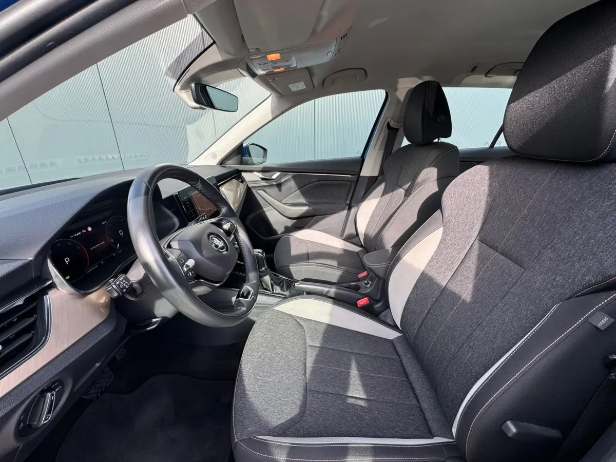 1.0 TSI Automaat Style * Navigatie * Camera * Stoelverwarming * Digitale Cockpit *