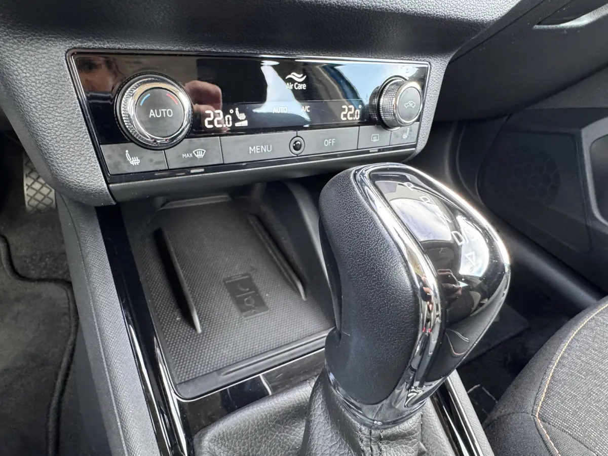 1.0 TSI Automaat Style * Navigatie * Camera * Stoelverwarming * Digitale Cockpit *