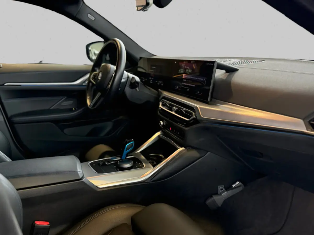EDrive40 84 kWh M-sport 94% SOH (NL-auto,1e eig, Dealer OndH, Carplay, SfeerV, Trekhaak,Camera, Lane A, Active Cruise, Etc)
