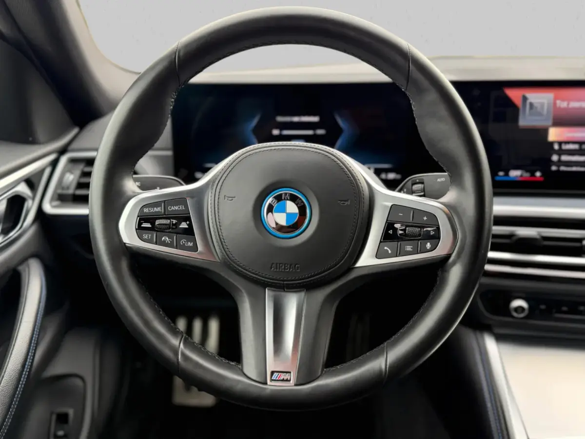 EDrive40 84 kWh M-sport 94% SOH (NL-auto,1e eig, Dealer OndH, Carplay, SfeerV, Trekhaak,Camera, Lane A, Active Cruise, Etc)