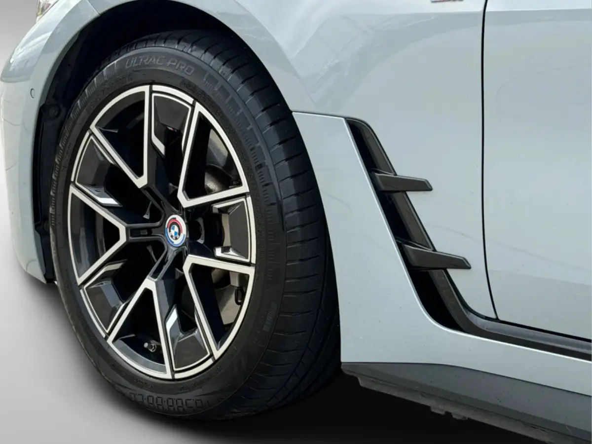 EDrive40 84 kWh M-sport 94% SOH (NL-auto,1e eig, Dealer OndH, Carplay, SfeerV, Trekhaak,Camera, Lane A, Active Cruise, Etc)