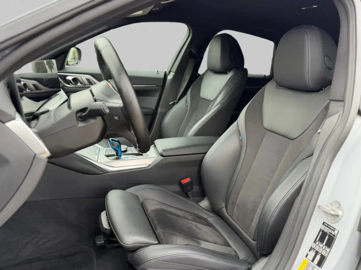 EDrive40 84 kWh M-sport 94% SOH (NL-auto,1e eig, Dealer OndH, Carplay, SfeerV, Trekhaak,Camera, Lane A, Active Cruise, Etc)