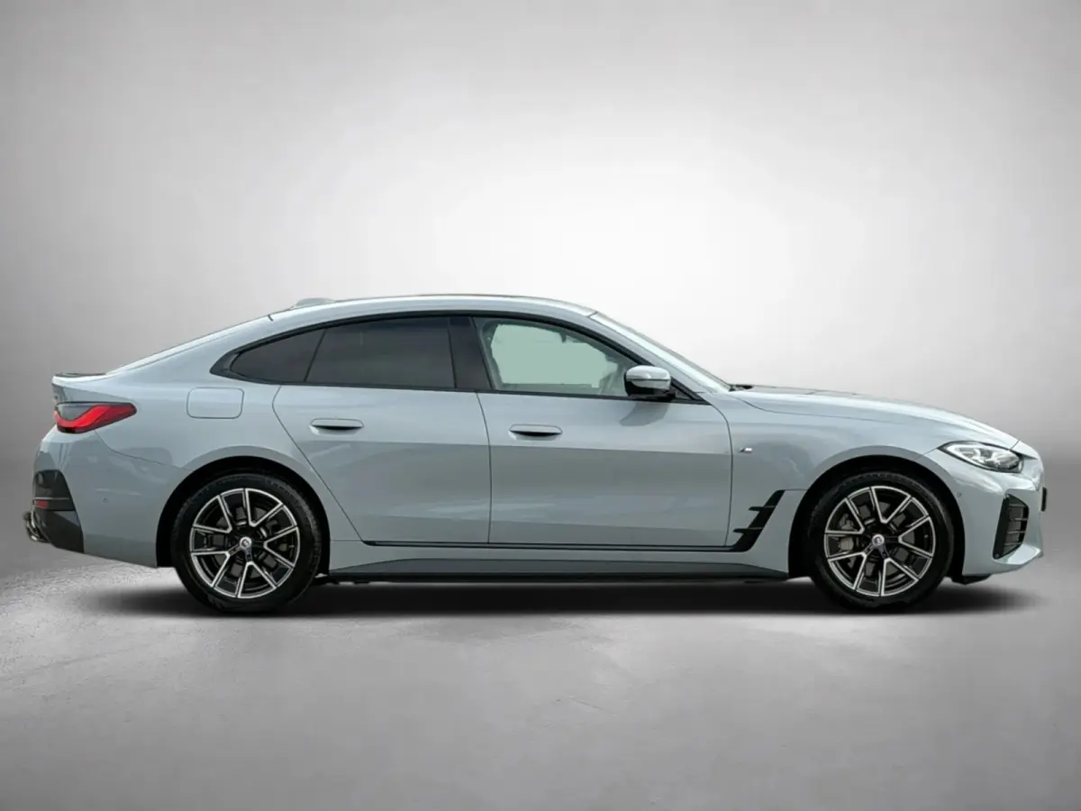 EDrive40 84 kWh M-sport 94% SOH (NL-auto,1e eig, Dealer OndH, Carplay, SfeerV, Trekhaak,Camera, Lane A, Active Cruise, Etc)