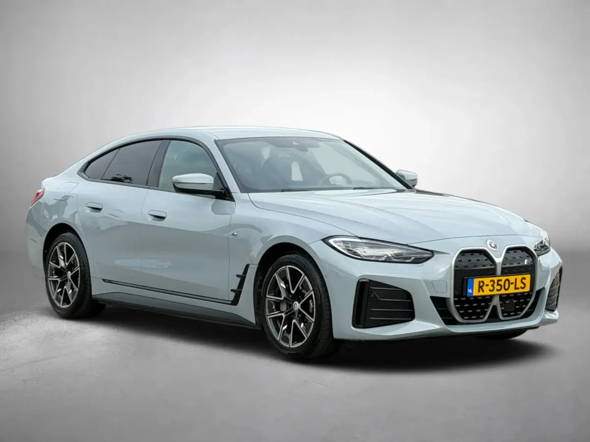 EDrive40 84 kWh M-sport 94% SOH (NL-auto,1e eig, Dealer OndH, Carplay, SfeerV, Trekhaak,Camera, Lane A, Active Cruise, Etc)