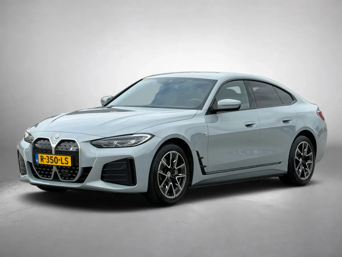 EDrive40 84 kWh M-sport 94% SOH (NL-auto,1e eig, Dealer OndH, Carplay, SfeerV, Trekhaak,Camera, Lane A, Active Cruise, Etc)