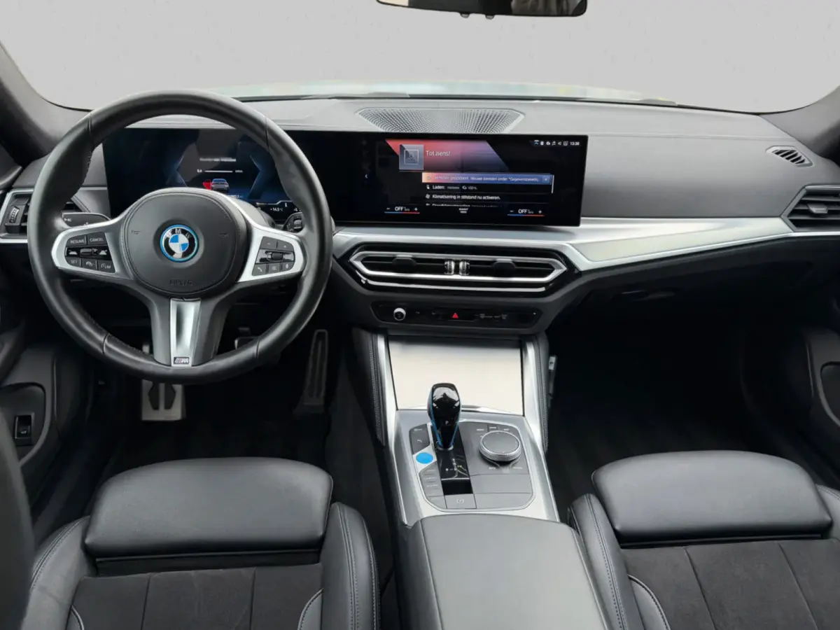 EDrive40 84 kWh M-sport 94% SOH (NL-auto,1e eig, Dealer OndH, Carplay, SfeerV, Trekhaak,Camera, Lane A, Active Cruise, Etc)