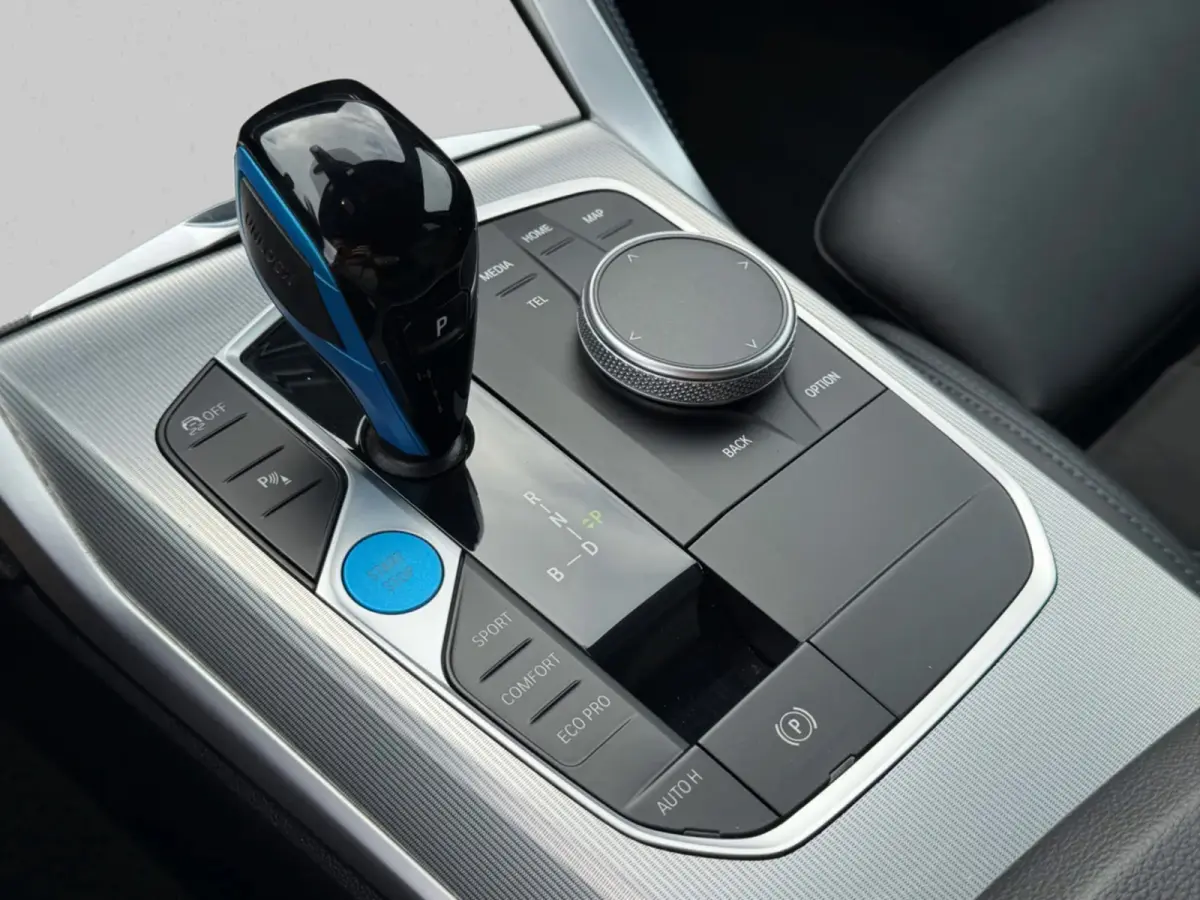 EDrive40 84 kWh M-sport 94% SOH (NL-auto,1e eig, Dealer OndH, Carplay, SfeerV, Trekhaak,Camera, Lane A, Active Cruise, Etc)