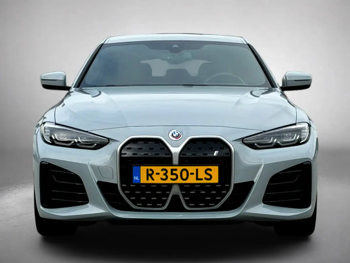 EDrive40 84 kWh M-sport 94% SOH (NL-auto,1e eig, Dealer OndH, Carplay, SfeerV, Trekhaak,Camera, Lane A, Active Cruise, Etc)