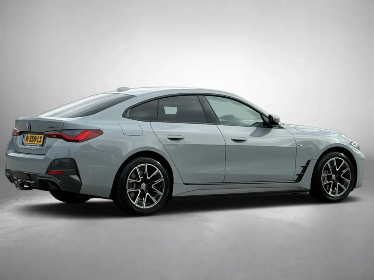 EDrive40 84 kWh M-sport 94% SOH (NL-auto,1e eig, Dealer OndH, Carplay, SfeerV, Trekhaak,Camera, Lane A, Active Cruise, Etc)
