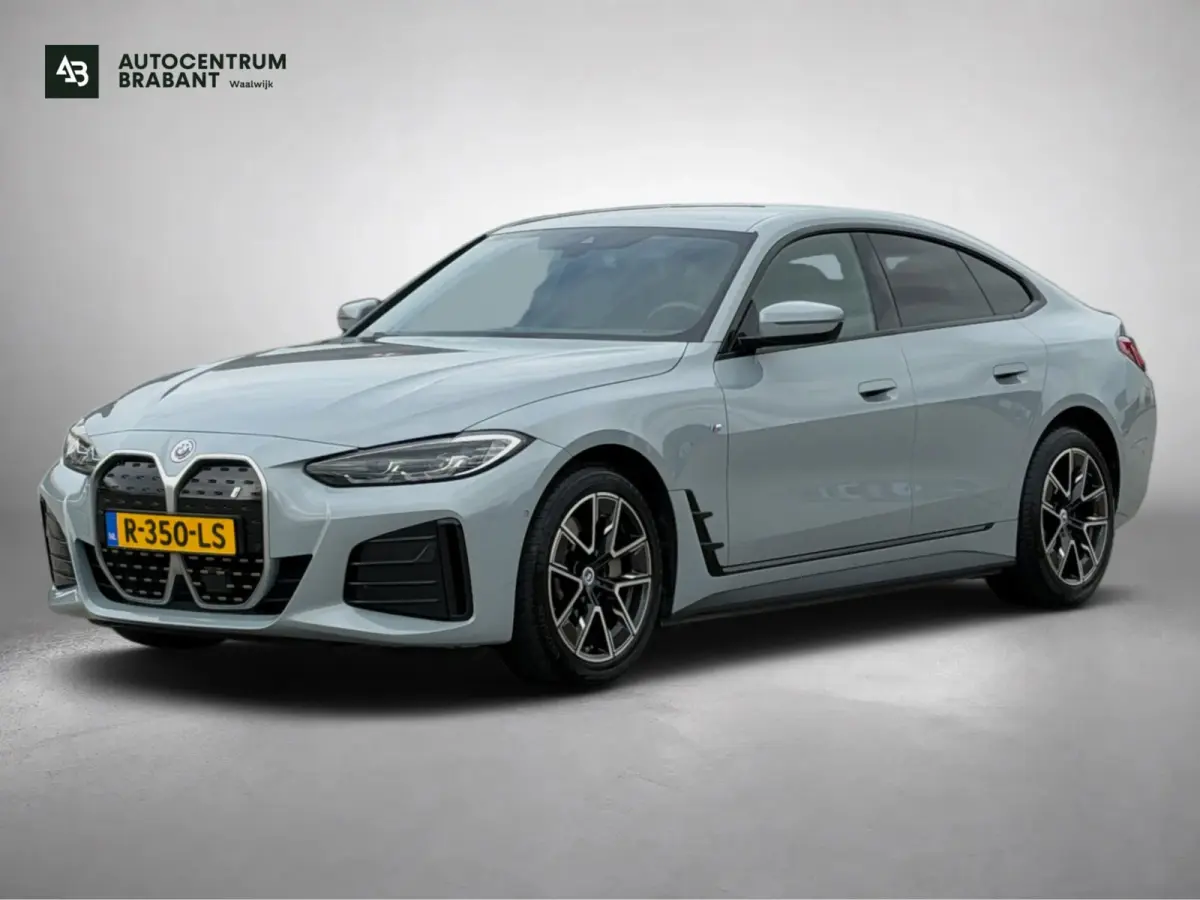 EDrive40 84 kWh M-sport 94% SOH (NL-auto,1e eig, Dealer OndH, Carplay, SfeerV, Trekhaak,Camera, Lane A, Active Cruise, Etc)