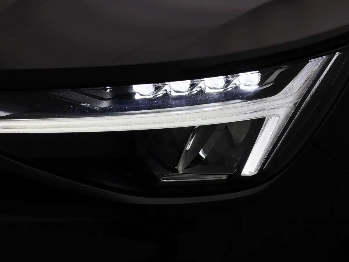 Core | Automaat | Apple Carplay / Android Auto | Stoelverwarming | Achteruitrijcamera | Parkeersensoren |