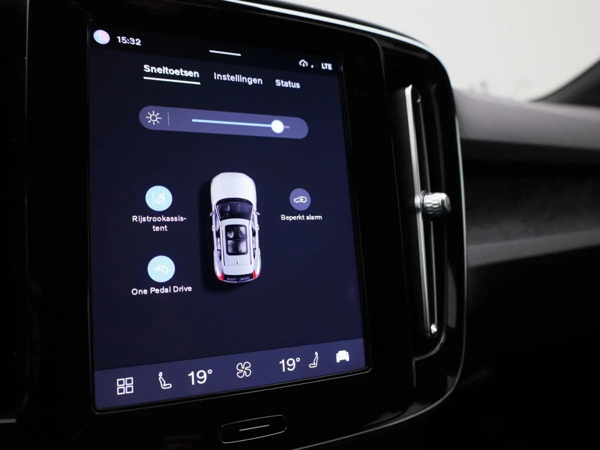 Core | Automaat | Apple Carplay / Android Auto | Stoelverwarming | Achteruitrijcamera | Parkeersensoren |