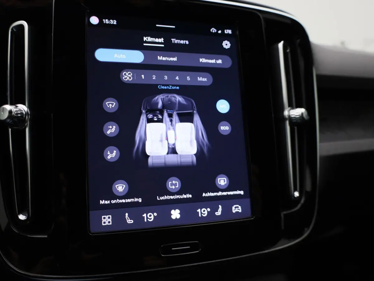 Core | Automaat | Apple Carplay / Android Auto | Stoelverwarming | Achteruitrijcamera | Parkeersensoren |