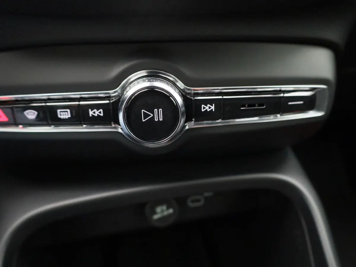Core | Automaat | Apple Carplay / Android Auto | Stoelverwarming | Achteruitrijcamera | Parkeersensoren |