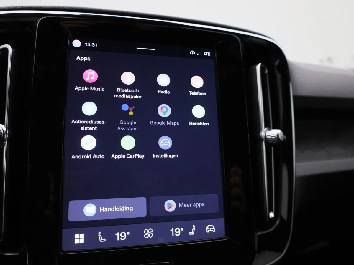 Core | Automaat | Apple Carplay / Android Auto | Stoelverwarming | Achteruitrijcamera | Parkeersensoren |