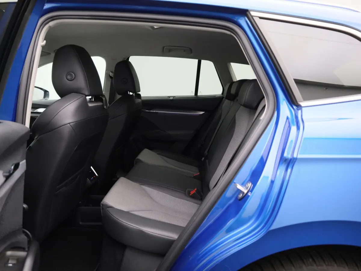 80 Business Edition | Apple Carplay / Android Auto | Achteruitrijcamera | Parkeersensoren | Stoelverwarming | Stuurverwarming |
