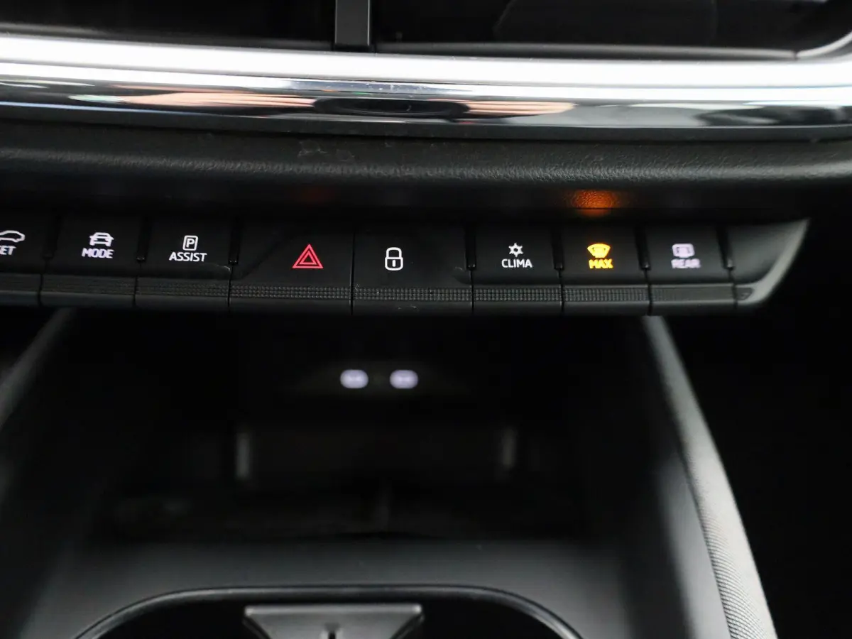 80 Business Edition | Apple Carplay / Android Auto | Achteruitrijcamera | Parkeersensoren | Stoelverwarming | Stuurverwarming |