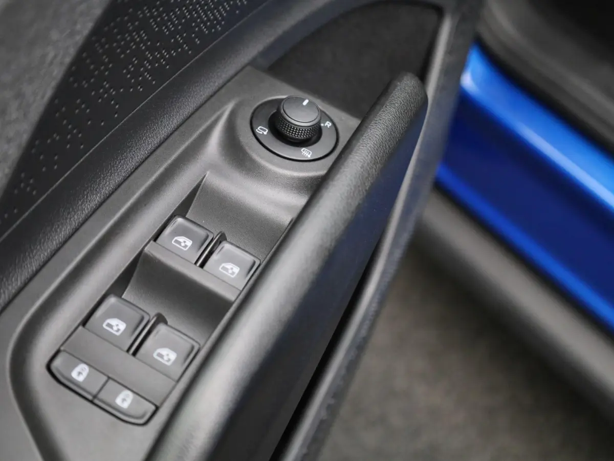 80 Business Edition | Apple Carplay / Android Auto | Achteruitrijcamera | Parkeersensoren | Stoelverwarming | Stuurverwarming |