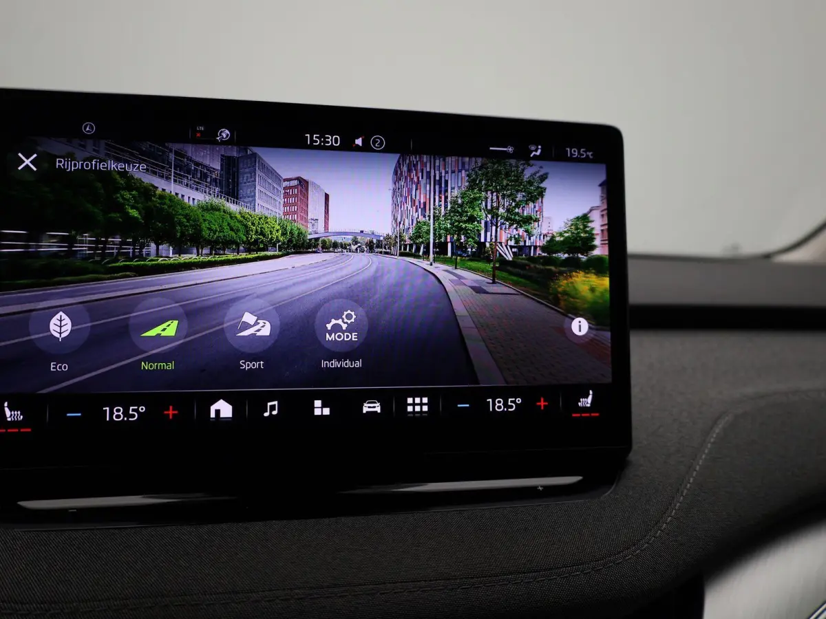80 Business Edition | Apple Carplay / Android Auto | Achteruitrijcamera | Parkeersensoren | Stoelverwarming | Stuurverwarming |