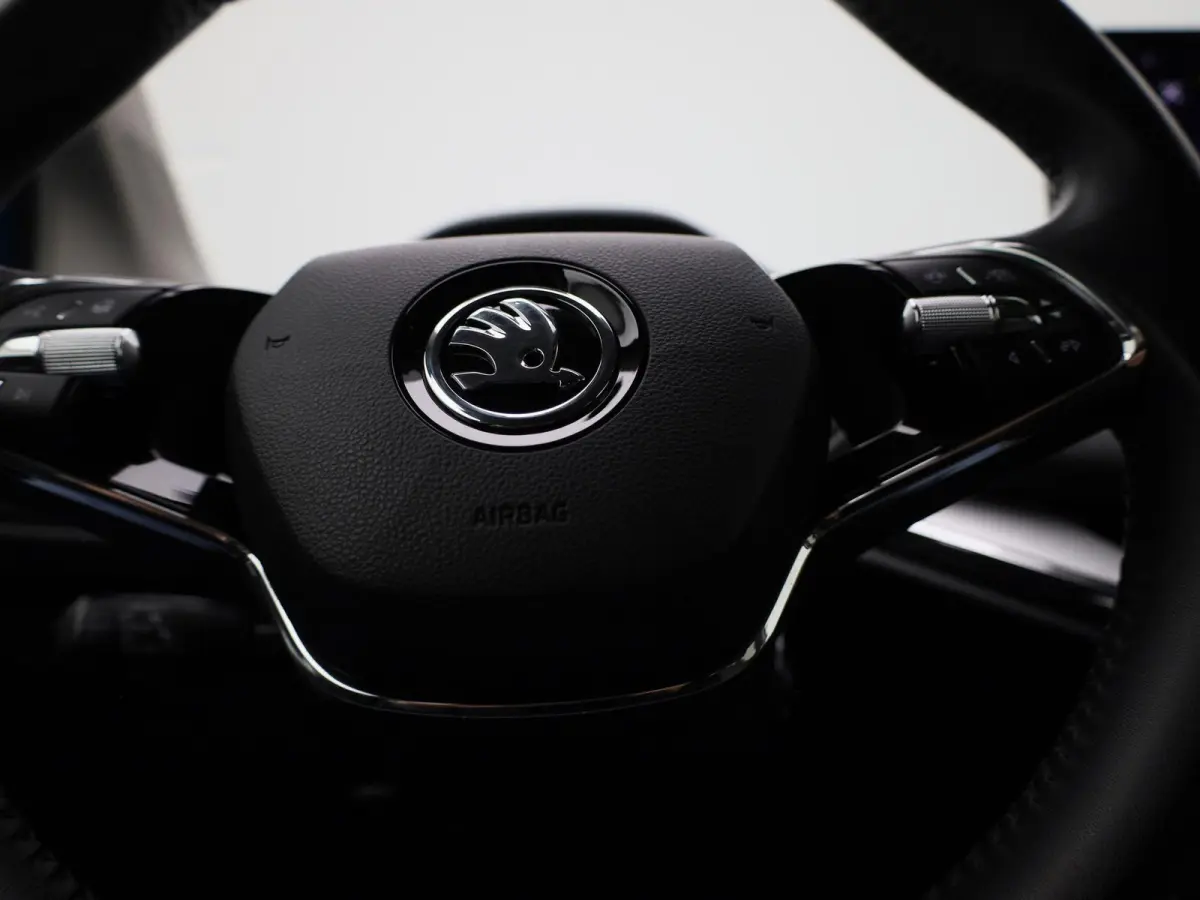 80 Business Edition | Apple Carplay / Android Auto | Achteruitrijcamera | Parkeersensoren | Stoelverwarming | Stuurverwarming |