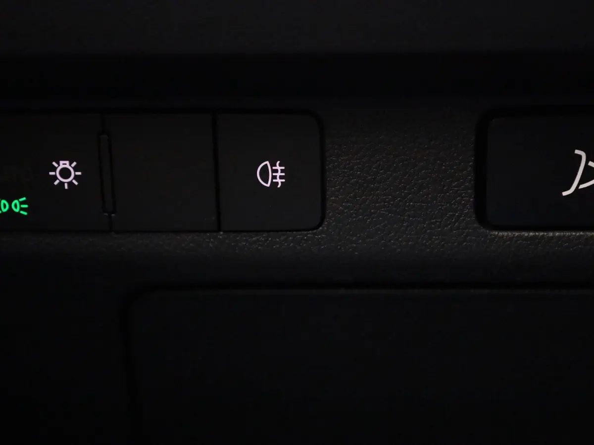 80 Business Edition | Apple Carplay / Android Auto | Achteruitrijcamera | Parkeersensoren | Stoelverwarming | Stuurverwarming |