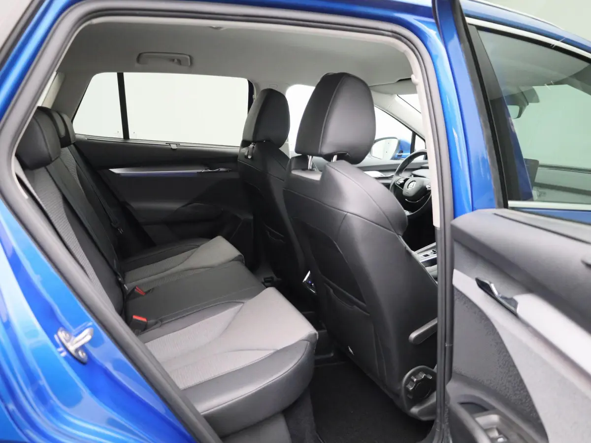 80 Business Edition | Apple Carplay / Android Auto | Achteruitrijcamera | Parkeersensoren | Stoelverwarming | Stuurverwarming |